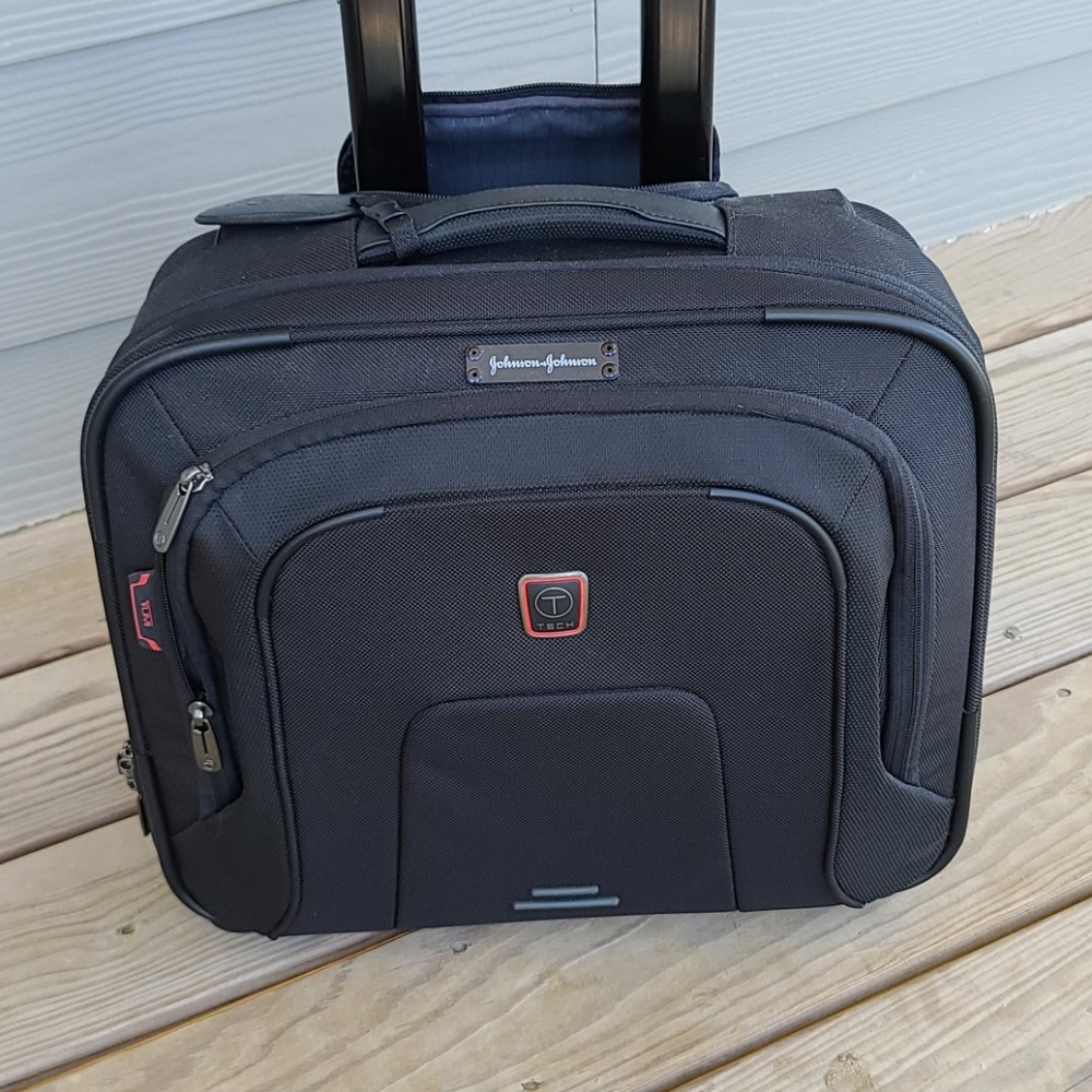 7/1  TUMI T TECH ROLLER